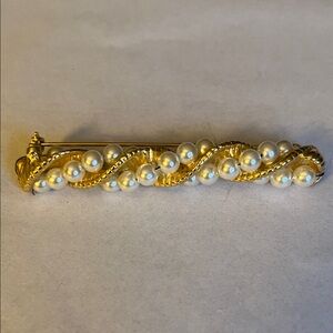 Vintage faux pearl and gold tone braiding brooch pin.